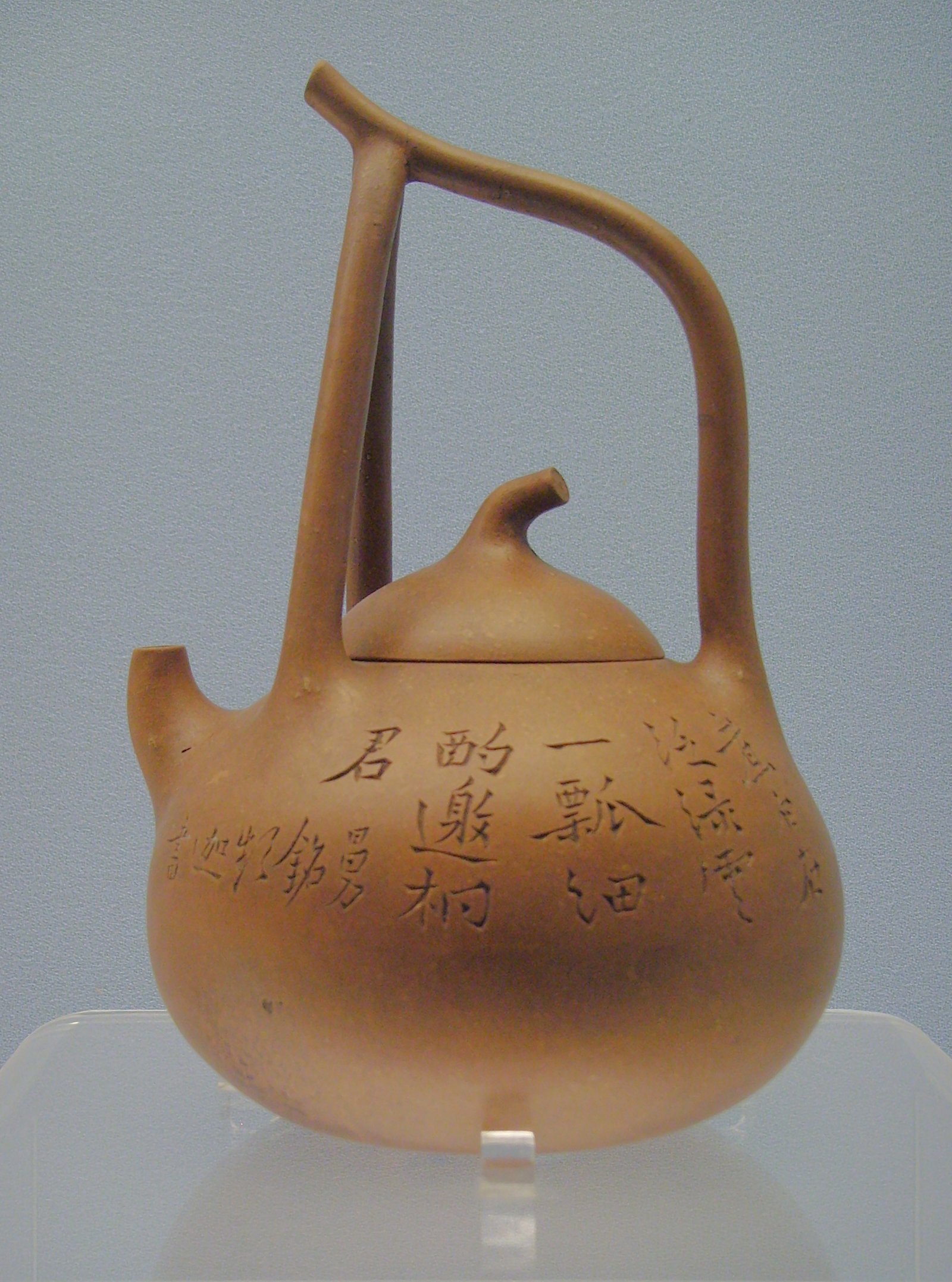 Shanghai Museum, Shanghai, P. R. of China: Teapot with a looped handle and "Man Sheng" Mark; Yixing ware, about 1900. Gerbil, CC BY-SA 3.0 <https://creativecommons.org/licenses/by-sa/3.0>, via Wikimedia Commons