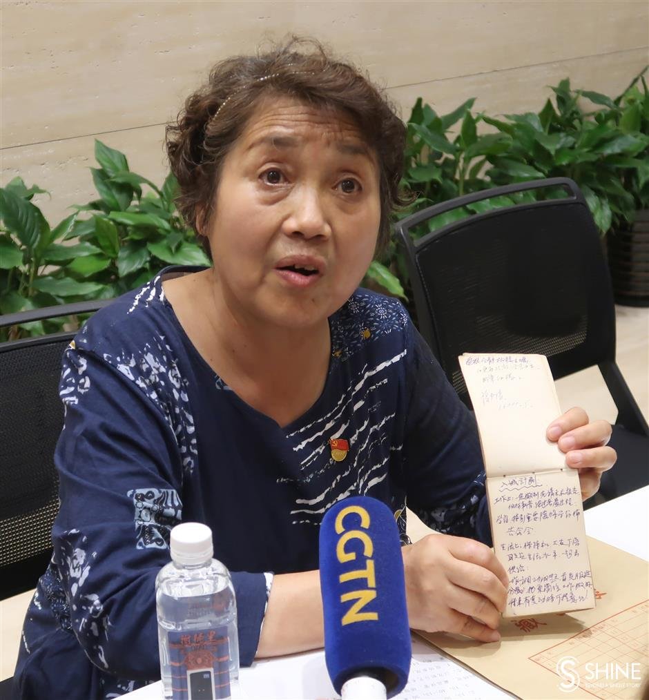 Liu Shaling dona il diario di suo padre, ex ufficiale della Nuova Quarta Armata, al memoriale.