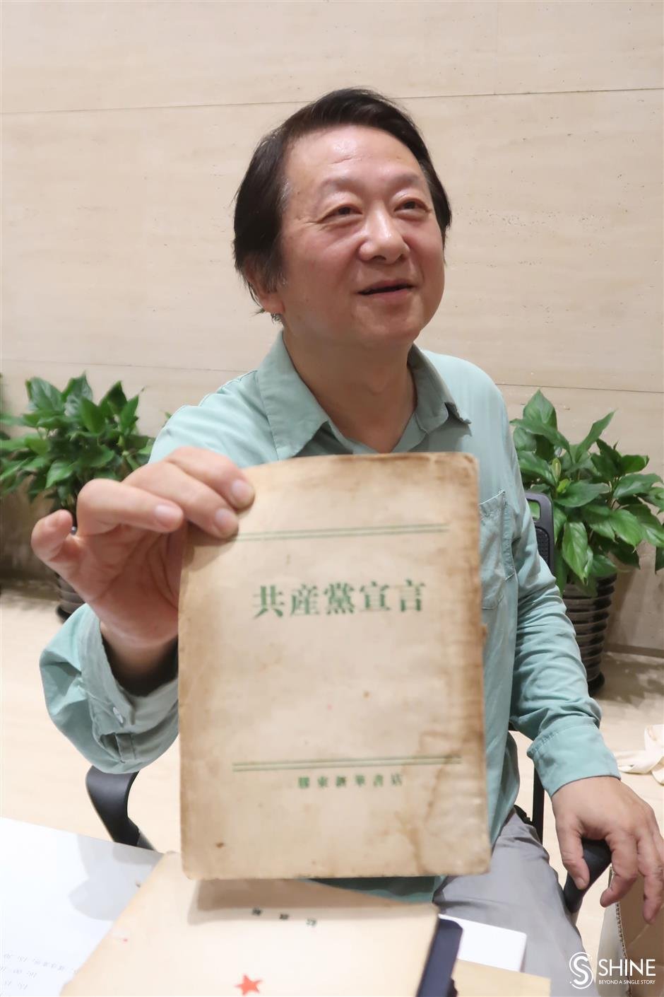 Wang Yi dona un'edizione cinese de "Il manifesto comunista" pubblicata nel 1942.