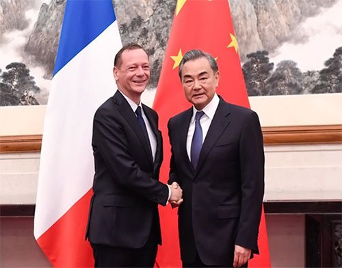 Wang Yi (Cina) e Emmanuel Bonne (Francia)