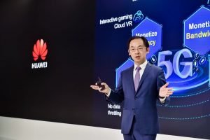 Ryan Ding, Direttore Esecutivo del Consiglio di Amministrazione e Presidente di Huawei Carrier BG (gruppo aziendale), interviene all'evento di lancio dei prodotti e delle soluzioni Huawei a Londra, in Gran Bretagna, il 20 febbraio 2020. (Xinhua/Han Yan)