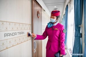 Capo conduttore dimostra una serratura intelligente della stanza sul "treno panda" nella provincia del Sichuan della Cina sud-occidentale, 24 marzo 2021. Il primo treno turistico cinese a tema panda "panda train" ha iniziato la corsa di prova nel Sichuan mercoledì e inizierà a funzionare il 28 marzo. Trasformato da un treno normale, il "treno panda" è dotato di standard aggiornati, tra cui copertura di rete wireless 5G, sistema di intrattenimento musicale e video, ristorante e bar, sala scacchi e carte e servizi igienici privati con doccia a temperatura costante nelle carrozze letto. Il "treno panda" servirà su linee fisse e linee personalizzate per collegare le attrazioni turistiche del Sichuan e delle province vicine. Tradotto con www.DeepL.com/Translator (versione gratuita)