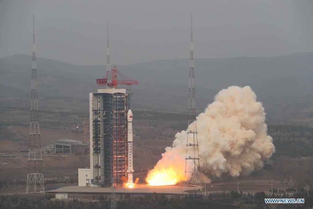 Un razzo vettore Long March-4B che trasporta un satellite, il terzo della serie Shiyan-6, esplode dal Taiyuan Satellite Launch Center nella provincia dello Shanxi, nel nord della Cina, il 9 aprile 2021. La Cina ha inviato con successo il satellite sperimentale nell'orbita prevista venerdì.