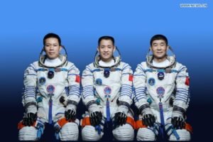 Gli astronauti cinesi Nie Haishen, Liu Boming e Tang Hongbo che effettueranno la missione di volo spaziale con equipaggio Shenzhou-12. (Foto di Xu Bu/Xinhua)