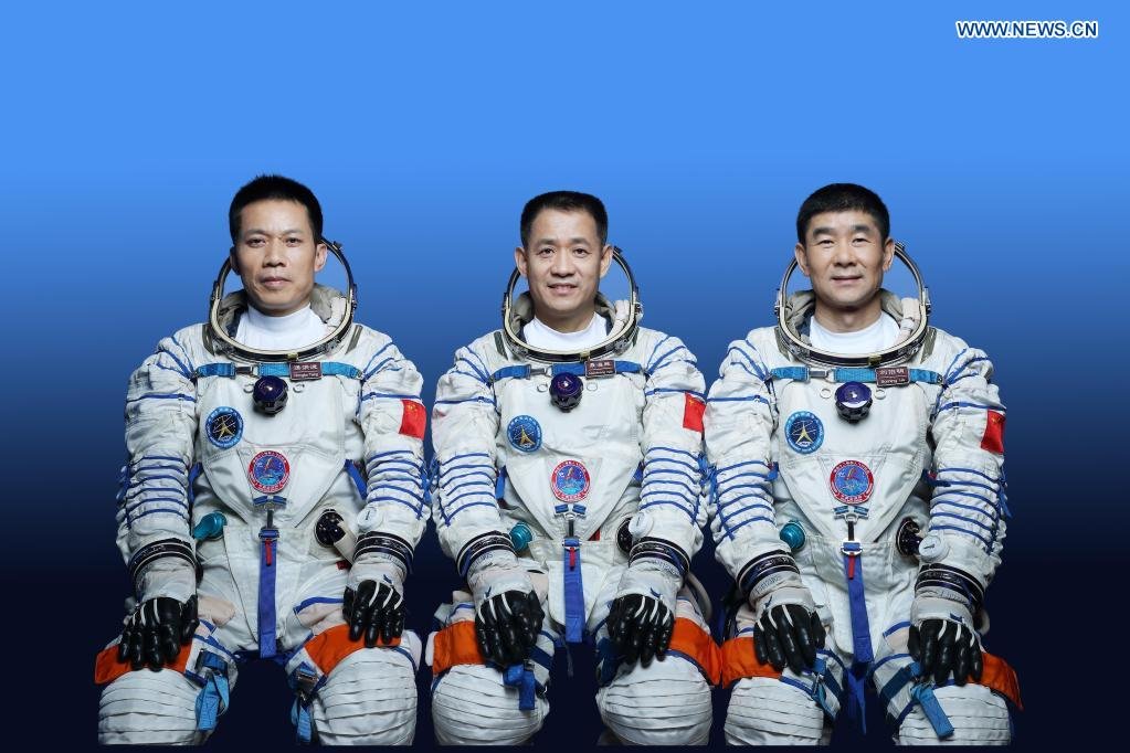Gli astronauti cinesi Nie Haishen, Liu Boming e Tang Hongbo che effettueranno la missione di volo spaziale con equipaggio Shenzhou-12. (Foto di Xu Bu/Xinhua)
