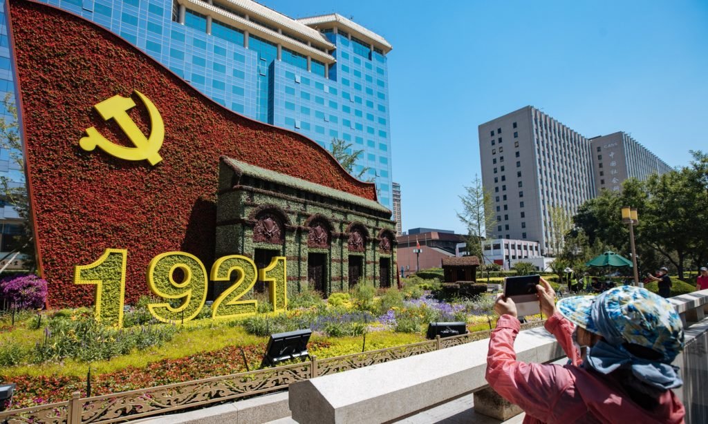 Un visitatore fotografa una decorazione floreale collocata lungo il viale Chang'an a Pechino per celebrare il 100° anniversario della fondazione del Partito comunista cinese (Pcc) lunedì. Con il tema "Rimanere fedele alla sua aspirazione originale, mantenere la sua missione saldamente in mente"