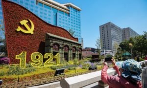 Un visitatore fotografa una decorazione floreale collocata lungo il viale Chang'an a Pechino per celebrare il 100° anniversario della fondazione del Partito comunista cinese (Pcc) lunedì. Con il tema "Rimanere fedele alla sua aspirazione originale, mantenere la sua missione saldamente in mente"